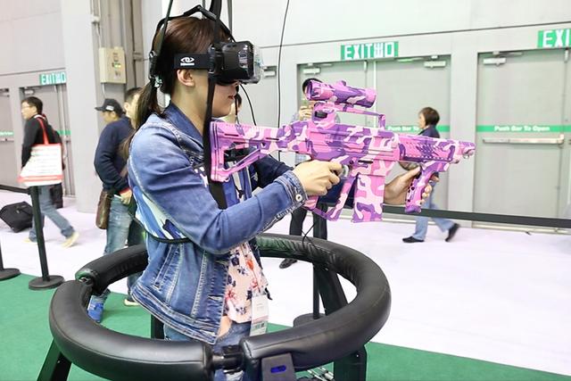 多款國內(nèi)VR產(chǎn)品亮相展會 對戰(zhàn)機(jī)超好玩